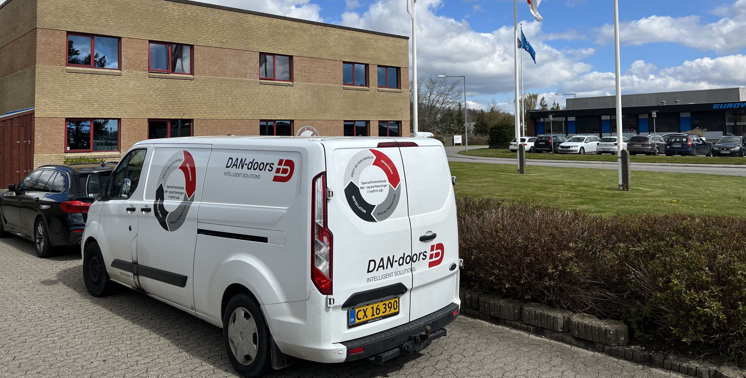 DAN-doors servicebil framför dörrtillverkarens huvudkontor i Stilling