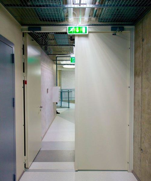 utsikt genom säkerhetsdörren till en skola ner i en korridor