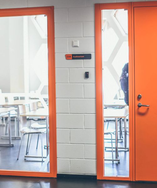 Klasselokale med profildøre set ude fra gangen