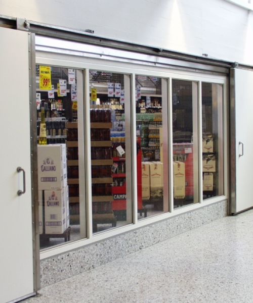 profildörrar kompletterade med nattskjutdörrar för kylrum i närbutik