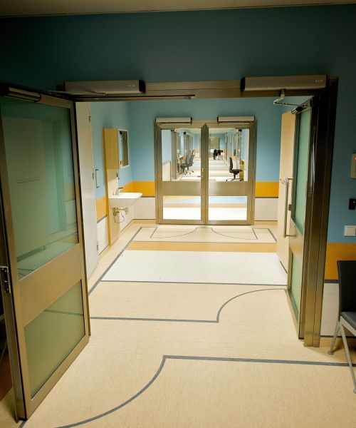 Open profile doors in a beautiful and modern hospital