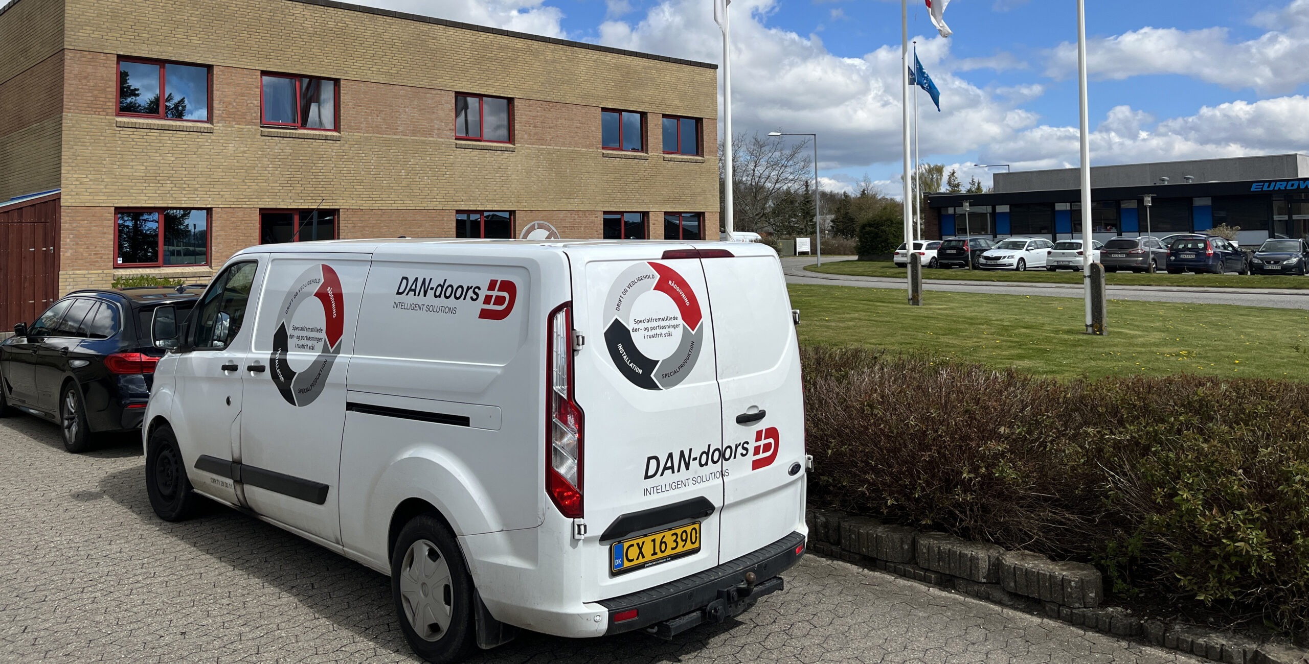 DAN-doors servicebil foran dørproducentens hovedkontor i Stilling