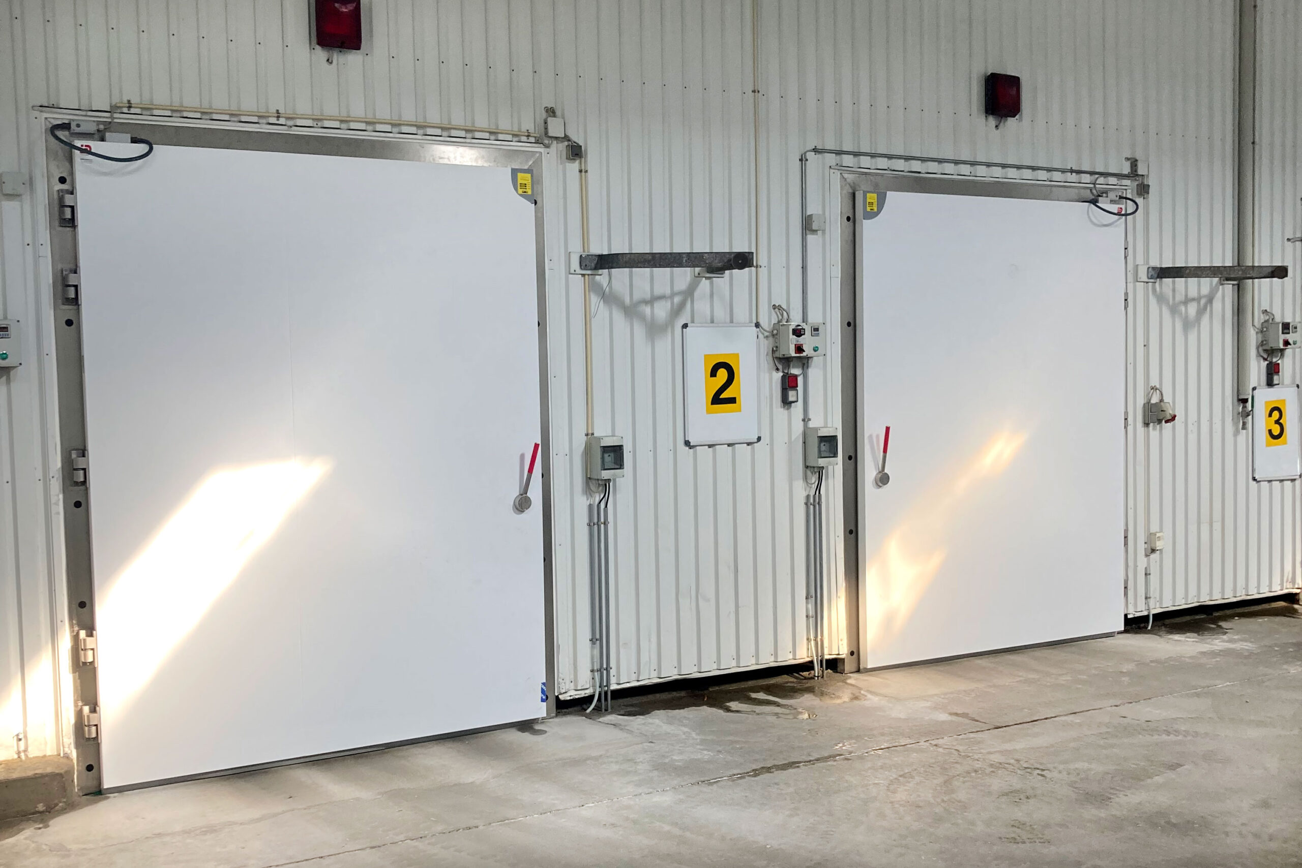 To h&aelig;ngslede d&oslash;re, der er 2,5 meter h&oslash;je og knap to meter brede