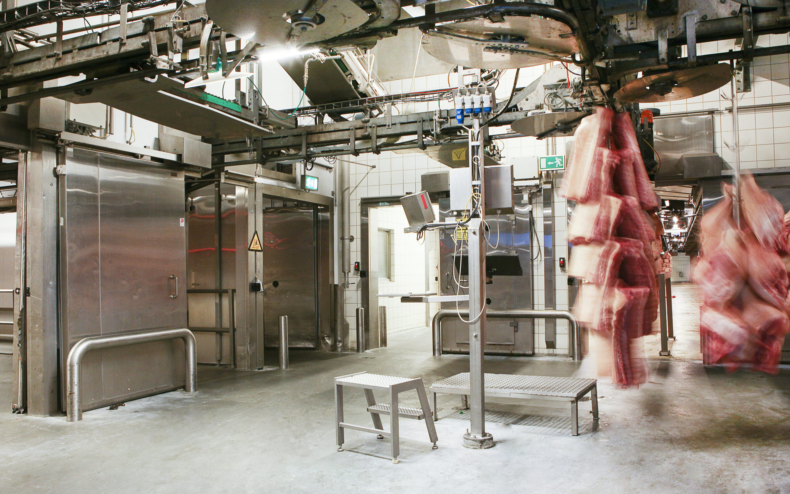 Skyded&oslash;re i rustfri st&aring;l p&aring; slagteri