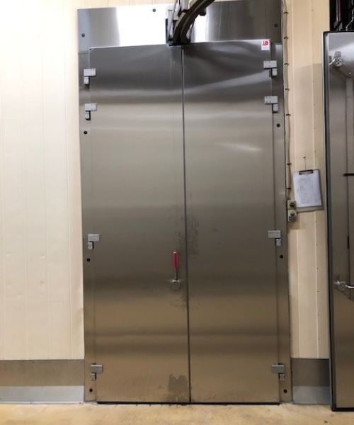 Stahltür im Schlachthof mit Ausschnitt für Transportsystem