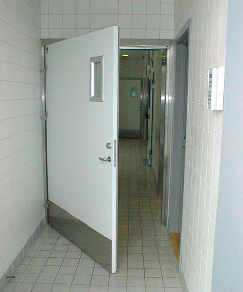 ståldør i renrum i medicinalvirksomhed