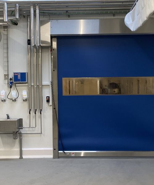 Schnelles Schnelllauftor verbessert die Effizienz in Schlachthöfen