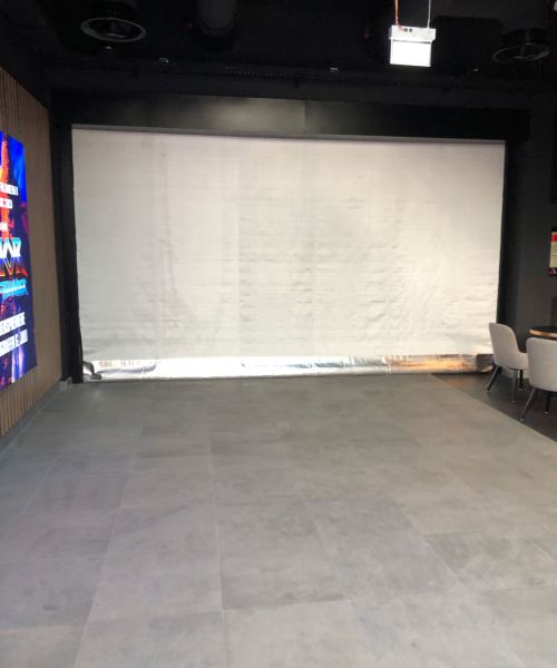 sänkt brandgardin skyddar mot spridning av brand;