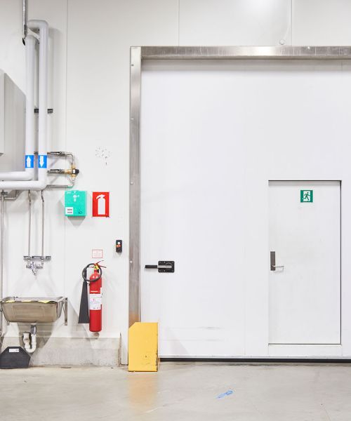 Två anslagsdörrar som är 2,5 meter höga och knappt två meter breda