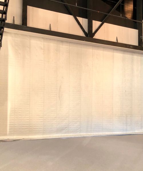 brandgardinet foran scenen på Viborg teater set fra scenesiden