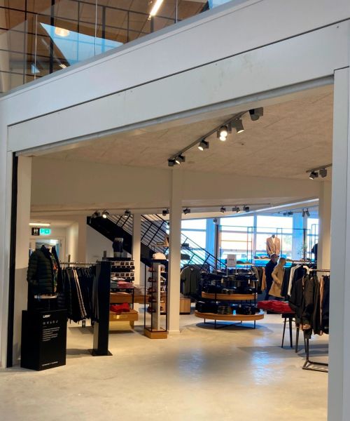 Diskret monteret brandgardin ved butik i indk&oslash;bscenter