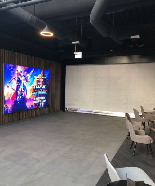 fallen brandgardin i en biograf;